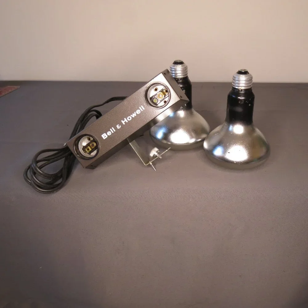 Vintage Movie Camera Bell & Howell 2 Light Bar Model 40726